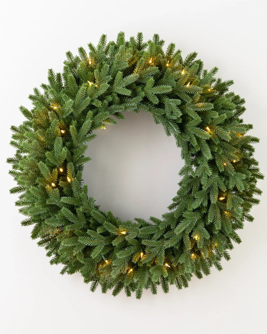 Couronne de sapin épicéa commun de Norvège illuminée par des LED transparentes.