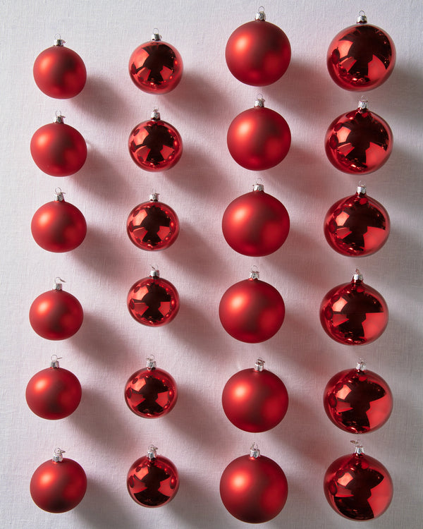 Set de 24 boules de Noël classiques « Les Essentiels », rouges Balsam Hill | Présentation