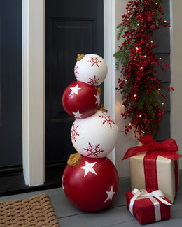 Boules de Noël empilées d'extérieur